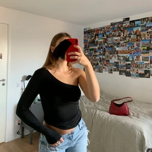 Cool oneshoulder topp - Från weekday köpt för typ 3 år sen. Perfekt festtopp! Frakt på 42 eller så möts vi på söder☮️