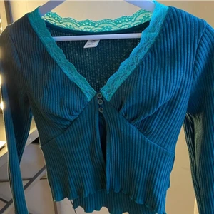 Tröja med tank-top - Färg: Grön/turkos 🦋✨ säljer pga dubbelbeställning utav misstag. Superfin och detaljerad tröja som följs med utav en tank top (se andra bild). Köparen står för frakten. 📦