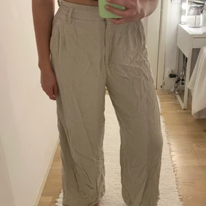 Begie byxor - Begie byxor från h&m🤍 köpte i storlek 40 men sydde in midjan så passar dig med storlek 38. Långa i midjan och skulle säga att materialet är lite ylle.