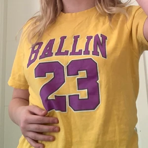 Stor gul T-shirt med tryck - Oversized gul T-shirt med lila tryck 