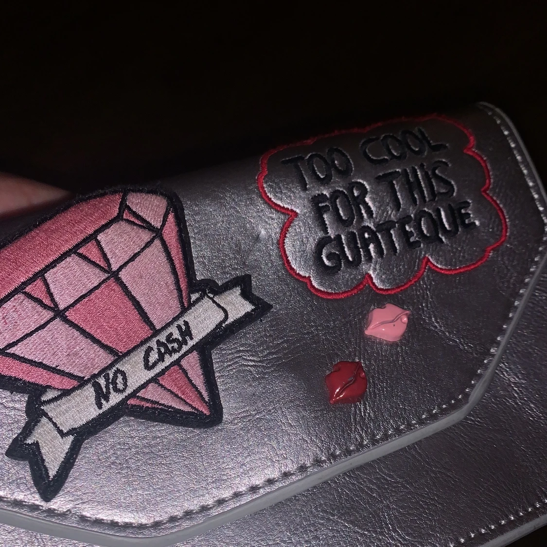 Säljer denna silver väskan med motiv på  - 91