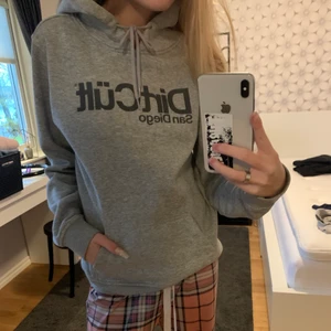 DirtCült hoodie - Liten i storleken, sitter som en S
