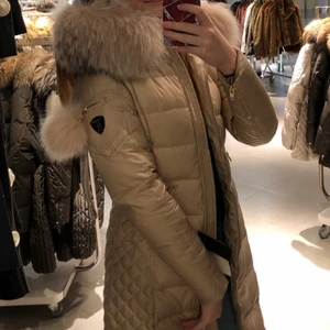 Rockandblue limited edition strl 34 - Rockandblue limited edition vinterjacka storlek 34, saknar den lilla pälsbollen men lika fin ändå, använd 1 vinter ☃️🤍 