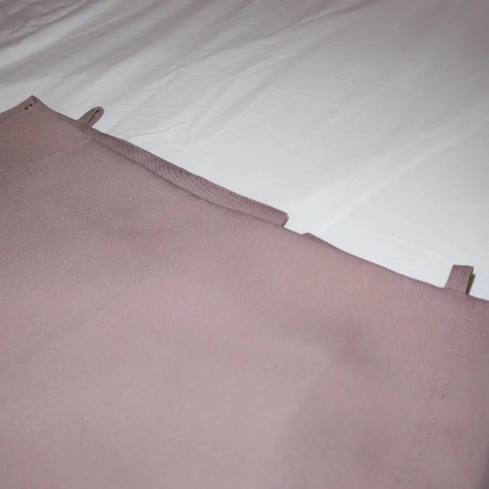 Säljer min ljuslila/rosa lågmidjade kjol från weekday! Jag har bara använt den en gång, säljer då den inte kommer till användning 💓köpare står för frakt. Kjolar.