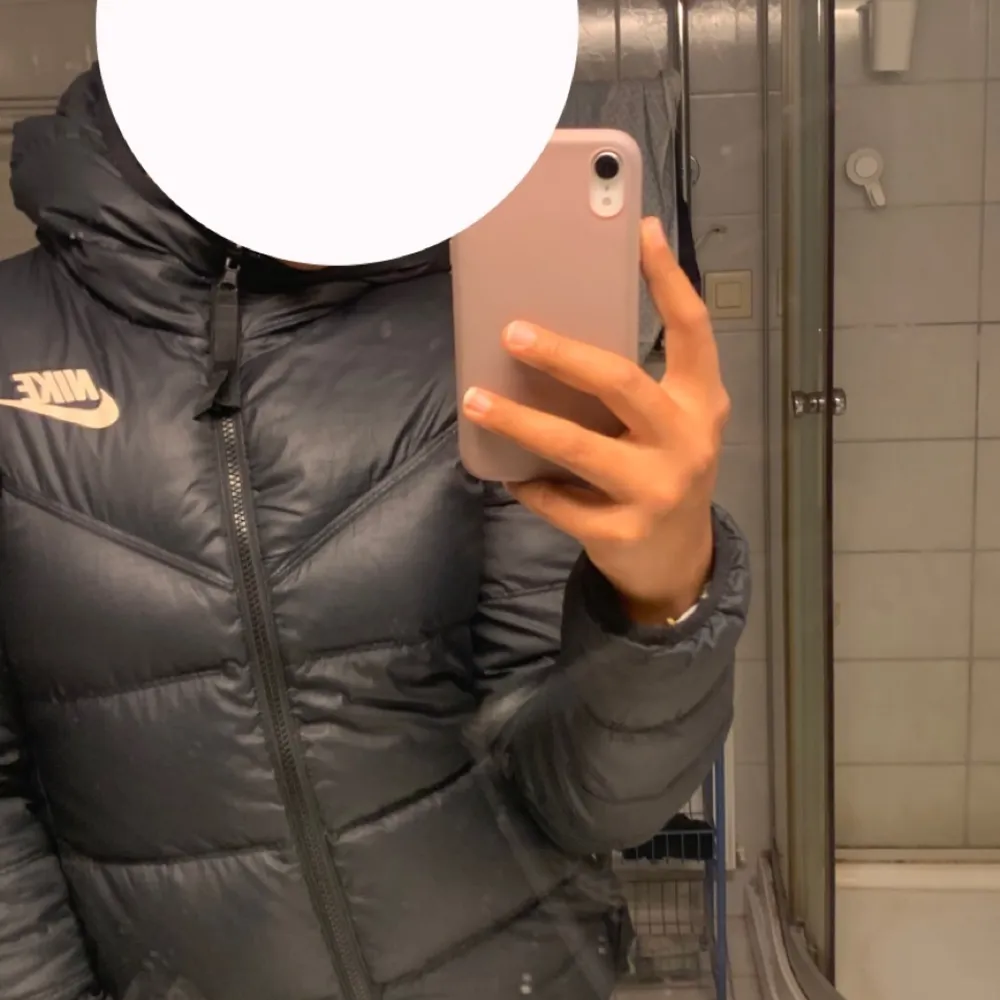 Säljer denna fina Nike jacka då den blivit för liten i armarna. Man kan ha jackan på både vitt och svart håll. Jackan är använd en vinter men är i bra skick. Nypris 1300 börja buda från 300kr 💞storlek XS💞. Jackor.