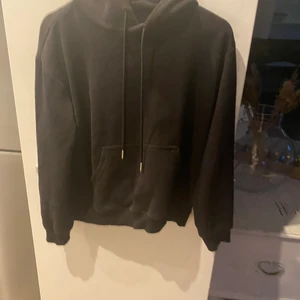 Hoddie  - En svart hoddie, bra sick från hm 