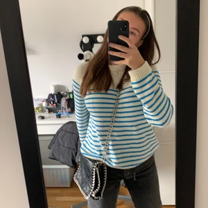 Tiamo väska  - Jätte jätte fin trendig väska från tiamo, budgivningen startar på 180+frakt. Man väljer själv mellan spårbar och vanlig🥰väskan är i nyskick och knappt använd rymlig med innerfack och ytterfack på baksidan också! Frakt tillkommer annars kan jag mötas i Stockholmsområdet, skriv för frågor osv puss! DIREKTR PRIS:260