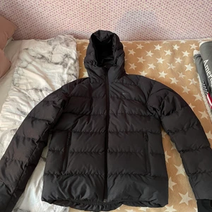 Everest vinter jacka - En helt ny dun vinterjacka från Everest i storlek s passa m och L ochså då den är lite overzised beror på hur man vill att den ska sitta, den är helt ny 💓✨