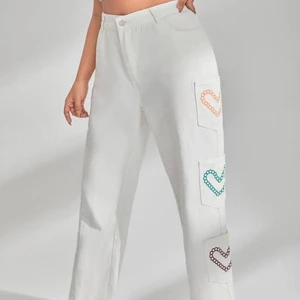 Vita byxor men detaljer på sidorna  - Sjukktttt fin men inte rätt storlek för mig❤️ de är som typ storlek 42