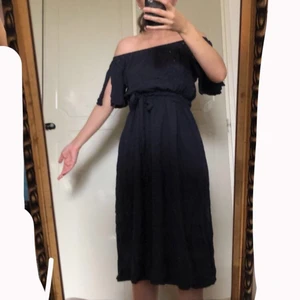 Klänning - Snygg off-shoulder klänning i marinblått. Endast använd ett fåtal gånger så i väldigt bra skick