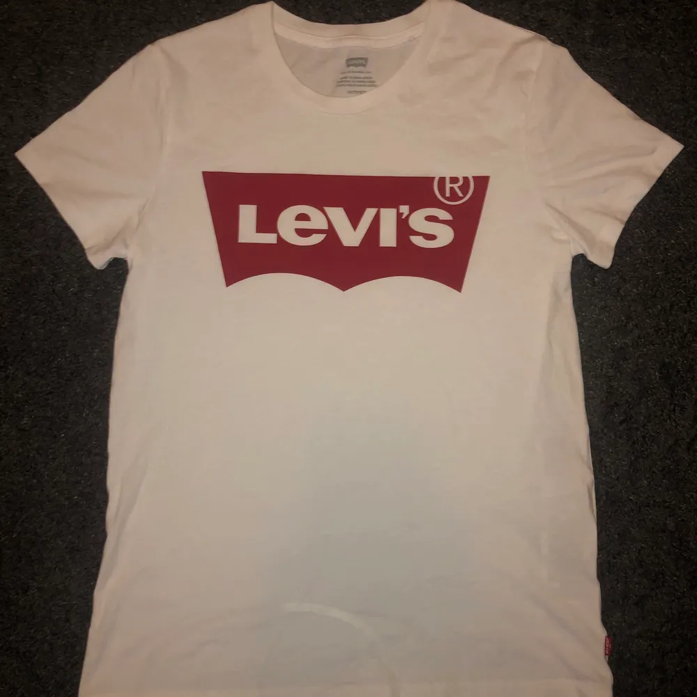 Levis tröja i storlek XS, andvänd fåtal gånger🤍❤️. T-shirts.