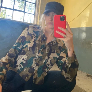 Baum Sund Pferdgarten shirt - tighhhttt military. Cute open and closed