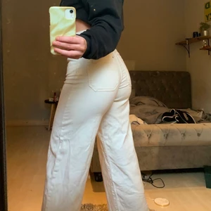 Vita jeans  - Säljer dessa vita fina byxor då det inte kommer till användning och är lite korta för mig. Sparsamt använda och inga fläckar osv. 🥰