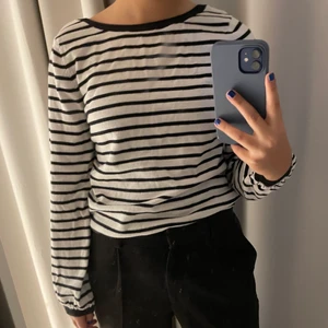 Randig tröja - Randig finstickad tröja från HM med superfin detalj i ryggen💕 använd fåtal gånger