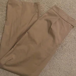 Beigea kostymbyxor  - Snygga kostymbyxor ifrån NA-KD. Säljer pågrund av att de tyvärr blivit för små. Som nya då de inte hunnit bli särskilt använda.