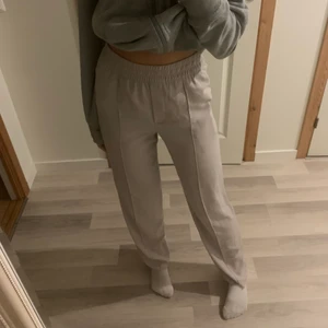 Beiga Linne/ kostymbyxor  - Långa ljusbeiga kostym/ linnebyxor. Säljer pga kommer aldrig till användning. Dom är köpta nyligen och är väldigt bekväma och luftiga. Jag är 168 cm och bär storlek 34. Köparen står för frakt