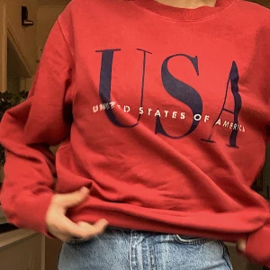 Röd sweatshirt från Brandy Melville - Säljer denna röda Brandy Melville sweatshirten i strl ”all sized”, men skulle säga att passformen är M. Jättefin kvalite, använd ett par gånger för många år sedan. ❤️‍🔥 