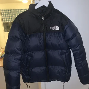 The North Face Nuptse puffar jacket - Jackan är i nyskick och användes varsamt i tre månader. Jackan är svart och mörkblå, nypris ligger på ungefär 3099kr Jag är öppen för alla bud!