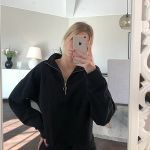 Svart tröja med half zip - Svart half zip tröja i från lager 157, mycket populär nu och väldigt bra skick