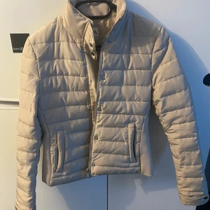 Zara jacka dam  - Helt ny zara dunjacka! Köptes under vintern 2021 och endast använd 1 gång. Storlek XS men passar även om du har S. 