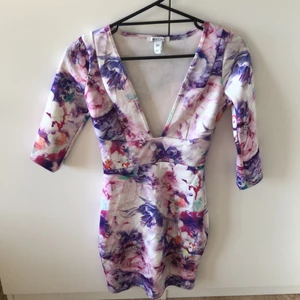 Nelly - Blommig klänning, strl XS - Blommig klänning från Nelly i storlek XS.