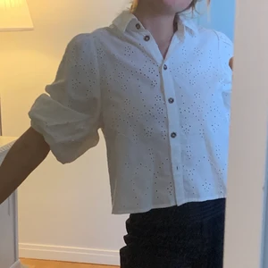 Topp gina - gullig topp/skjorta från Gina😘😘 knappt använd!! Priset är inklusive frakt😇 hör av er för fler bilder!