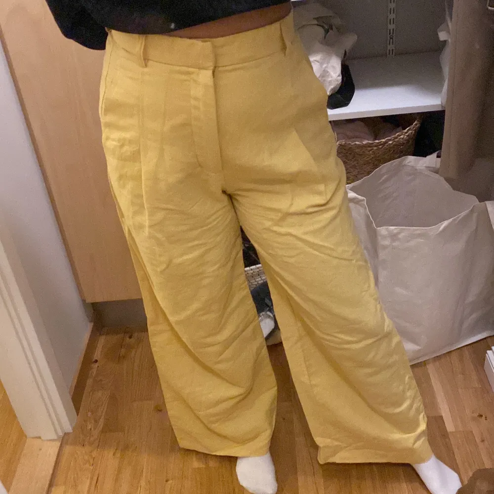 Ett par linnebyxor ifrån zara, köpte i somras! Använda 1 gång, orginalpris 399kr. Säljer för 250 inklusive frakt. Storlek 38! . Jeans & Byxor.