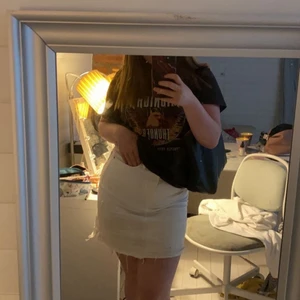 Vit kjol från h&m  - Använd fåtal gånger och i bra skick💗