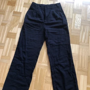 Svarta vida kostymbyxor - Obs Blir lätt skrynkliga men brukar försvinna när man har på sig dem