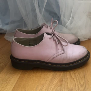 Rosa Dr Martens - Ljusrosa Dr Martens 1461 i äkta läder. Det har blivit slitningar i lädret fram på tårna, annars superfräscha! Strl 38 men ganska stora, jag har alltid haft sulor i dem för att det ska funka (brukar ha 38 i andra skor) Färgen stämmer bra på första och sista bilden 💗