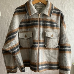 Truckerjacka från Gina  - Rutig jacka i premium kvalitet från Gina. Köpt förra hösten och använd fåtal gånger. Storlek M men stor i storlek/oversized. Nypris 800 kr. 