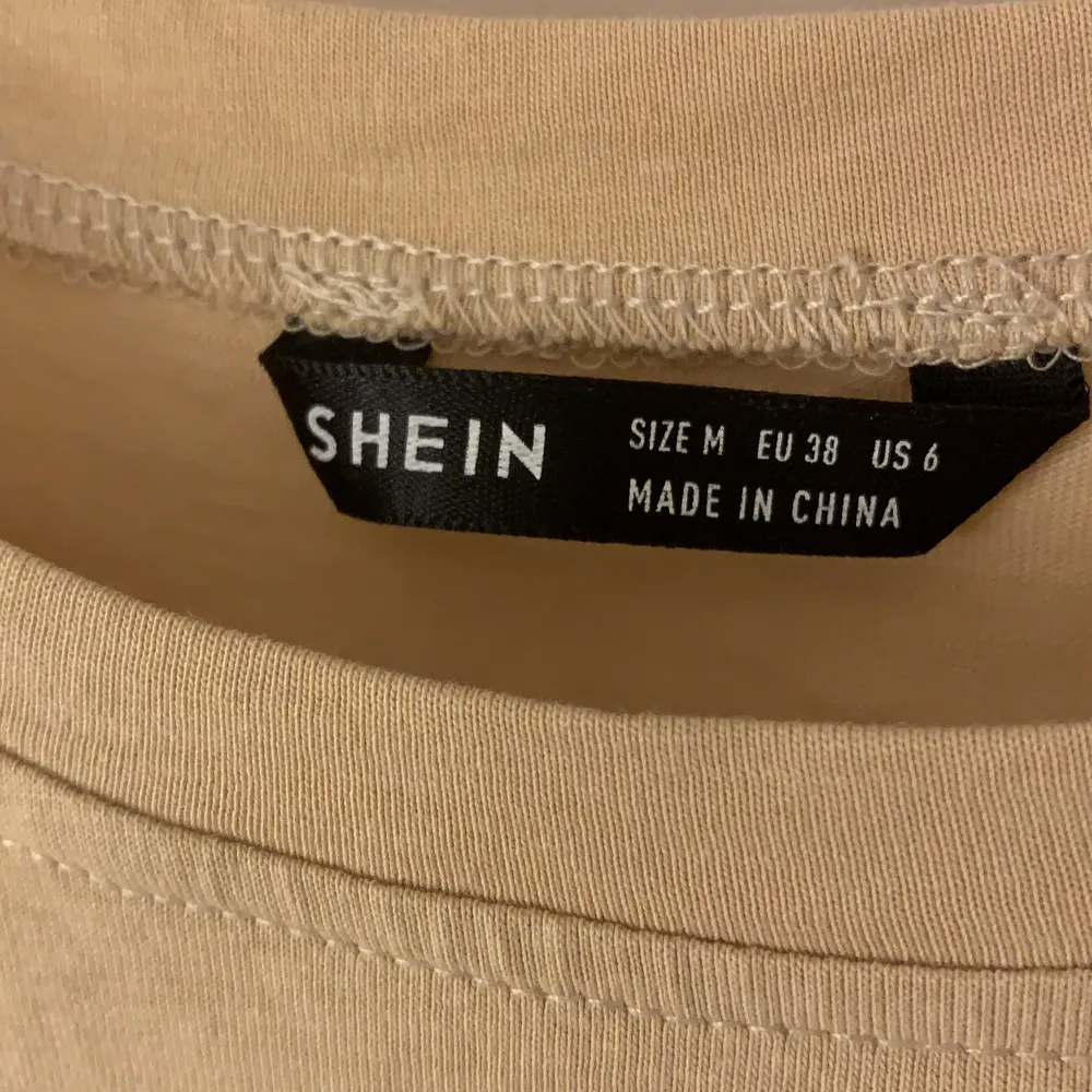 Säljer en beige tröja med tryck från shein i storlek M. Fick hem fel storlek så säljer den vidare här på plick.🤍. T-shirts.