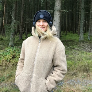 Teddy jacka  - Säljer min mysiga teddyjacka från H&M. Jättemysig till hösten med stora luvan. I fint skick! 🐻