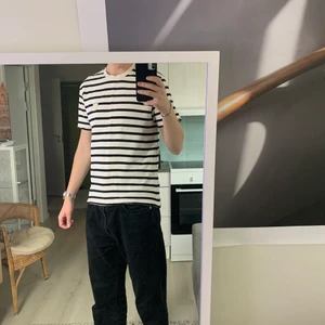 Zara T-shirt  - T-shirt från zara med lite tjockare material. 