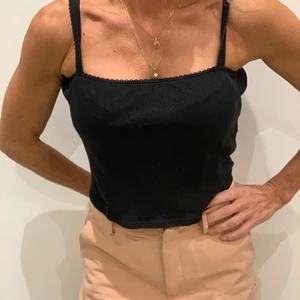 Croppat svart linne strl S - Skönt svart linne i bra skick!🖤