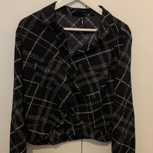 Skjorta med mönster - Lappen säger XL men sitter som en loose fit S eller en mer snäv fit M. Frakt 20kr eller gratis vid köp av fler än ett plagg💕