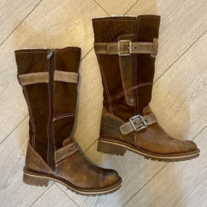 Kängor  - Säljer ett par mockakängor i strl 38. Märket är Tamaris. De är fodrade, så de är väldigt varma. Köpare står för frakt!🤠