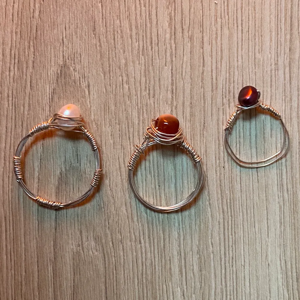 Säljer de här ringarna jag har gjort själv för 15 kr st 🤍 ringen med den vita pärlan är stor och passar inte mina fingrar, frakt tillkommer! De två ringarna med vita och mörkblåa pärlor är sålda!. Accessoarer.