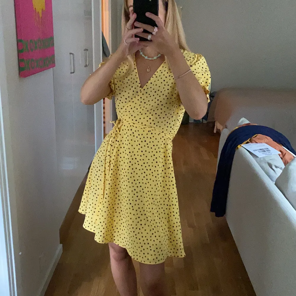 Supersöt gul klänning från mango, använd en gång och säljer just därför😇. Klänningar.