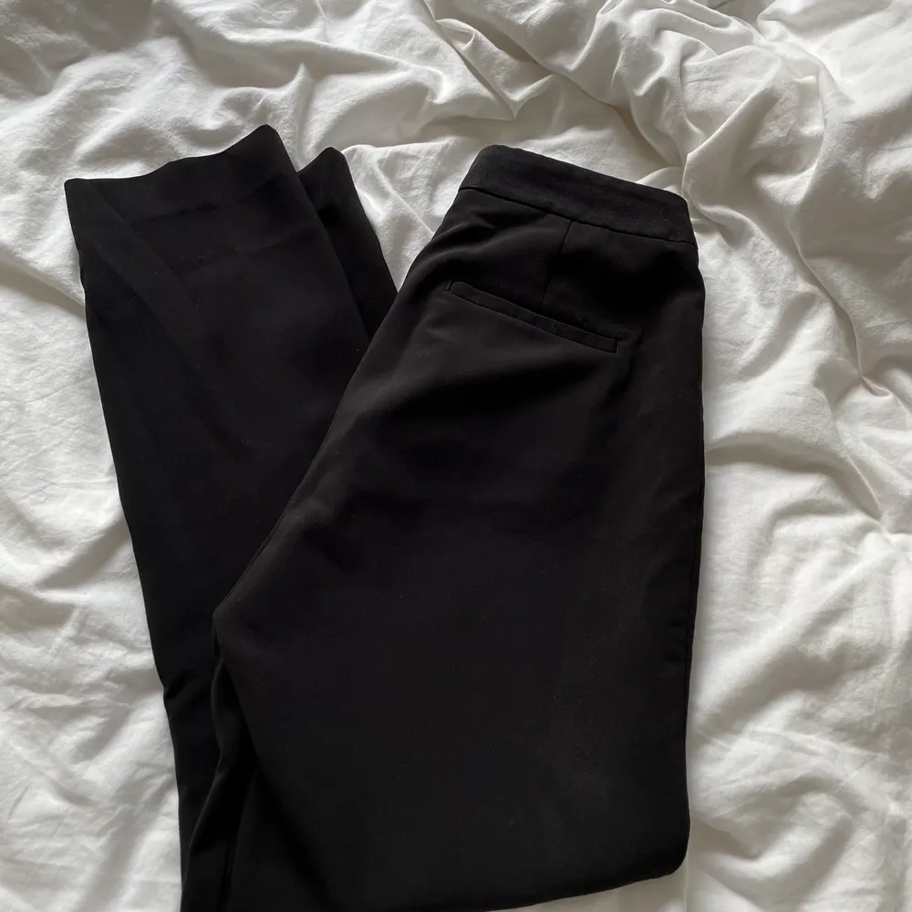 Svarta kostymbyxor i storlek 36 från H&M. Jeans & Byxor.
