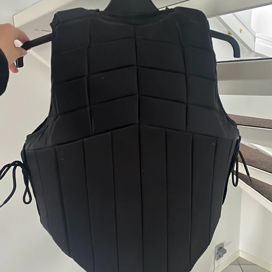 Svart ridväst Racesafe XS - 90