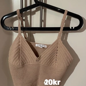 Fin topp - En fin stickad beige topp som sitter väldigt fint på! Använd 2 gånger, säljer pga för liten! Nyskick