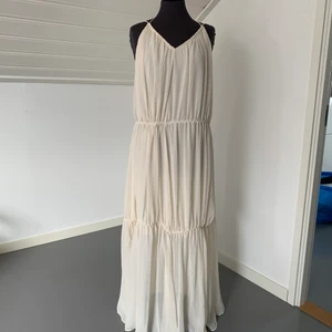 Klänning H&M - Klänning från H&M i storlek 36. Använd 1 gång. Fin i ryggen. De sista bilderna är  lånade av Matilda Djerf. 