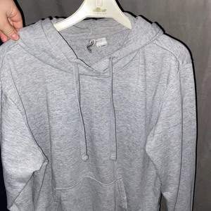 Basic grå hoddie! - En fin hoddie jag tyvärr växte ur, den är ett bra basplagg som passar till allt! 