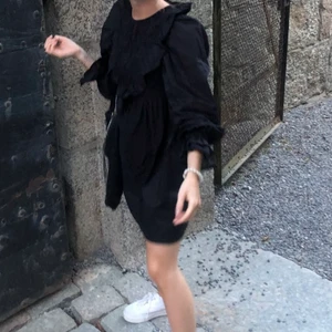 Svart klänning  - Världens finaste klänning som är svart med lite volanger, men säljer då den inte riktigt kommit till användning och hoppas på att någon annan kan ha användning för den💓 skriv om ni vill ha fler bilder eller har andra frågor🥰