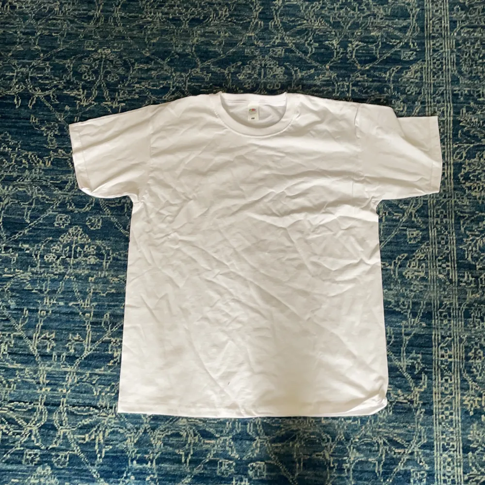 Har 5 likadana oanvända vita t-shirts. 2 för 130. 3 för 200. 4 för 250. 5 för 320. Skjortor.