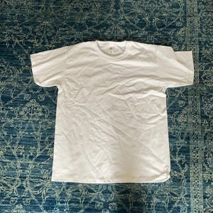 T-shirt - Har 5 likadana oanvända vita t-shirts. 2 för 130. 3 för 200. 4 för 250. 5 för 320