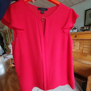 Röd blus från Primark - Röd kortärmad blus från Primark i fint skick! Använd fåtal gånger. Färgen är mer "brandröd" än på bilderna. Kan fraktas💕 storlek 36