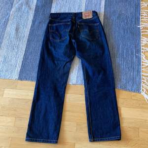 Fina jeans i mörkblått från Levis. Passar mig som har storlek medium och är 173 cm lång och är märkta som W31 L34. Skriv för frågor! 