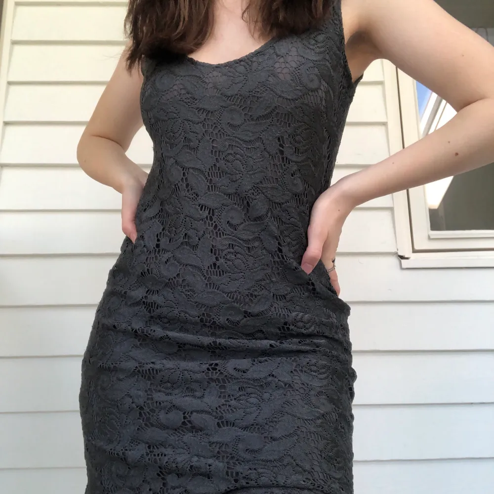 Denna spetsklänning kommer ifrån Gina Tricot och är i storlek 36/S🧉. Klänningen är en relativt kort med den sitter som en smäck på kroppen!. Klänningar.